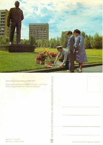 Sigmund Jähn at the Gagarin Monument in Star City *1978