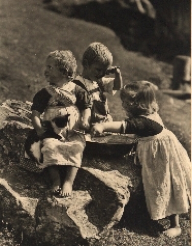 Playing children real photo o 23.10.1937