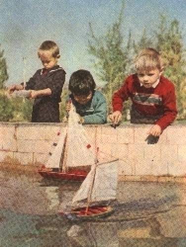Children with a sailing boat * 1962