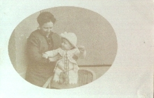 Mother with child * approx. 1915