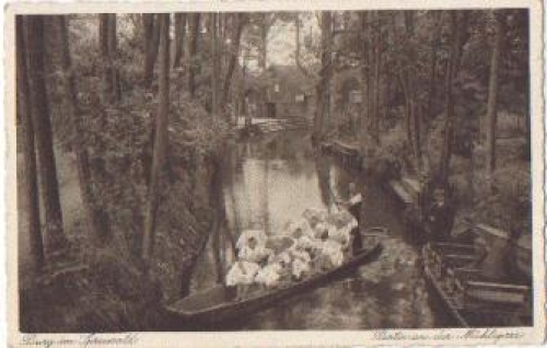 Spreewald traditional costumes on the Mühlspree * approx. 1920