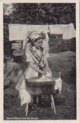 Spreewald costumes Spreewald women washing clothes * around 1940