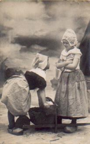 Children with a wheelbarrow in Dutch costume o 08.11.1909