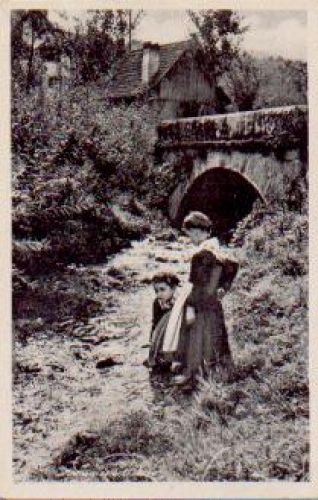 Black Forest children at the river Trachten * ca. 1940