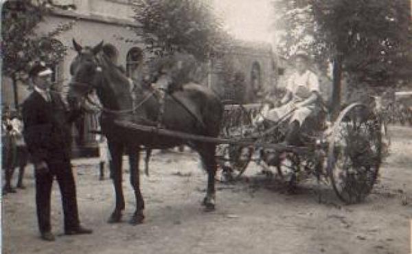 Farmer farmer with horse-drawn carriage real photo br. circa 1910