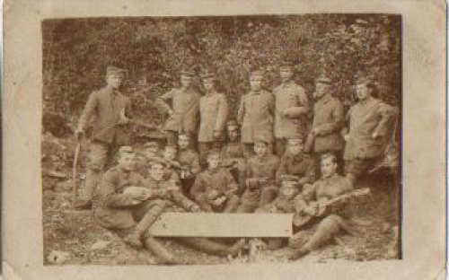 German soldiers WW1. Group photo in the field with a guitar o 14.8.1918 Field Post Infantry Regiment No. 418