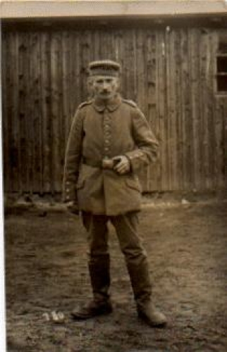 German soldier in front of barracks WW1. Real photo * ca. 1915