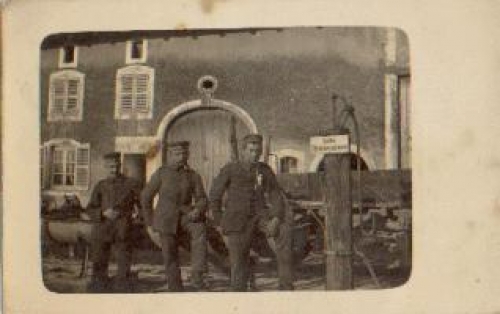 Soldiers in front of a barn WWI. Real photo * approx. 191
