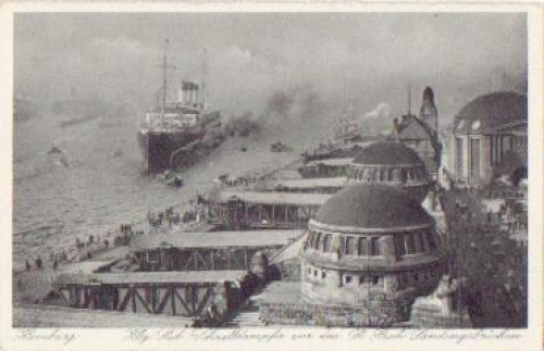St. Pauli Hamburg express steamer in front of Landungsbrücken * around 1930