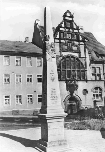 07955 Auma Thüringen Rathaus mit Postmeilensäule gebraucht 1977