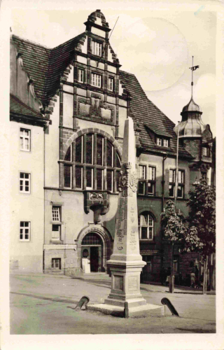 07955 Auma Thüringen Rathaus mit Postsäule o 1956
