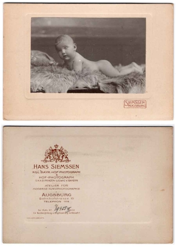 Baby auf Fell Cabinet-photo Hans Siemssen Augsburg ca. 1910