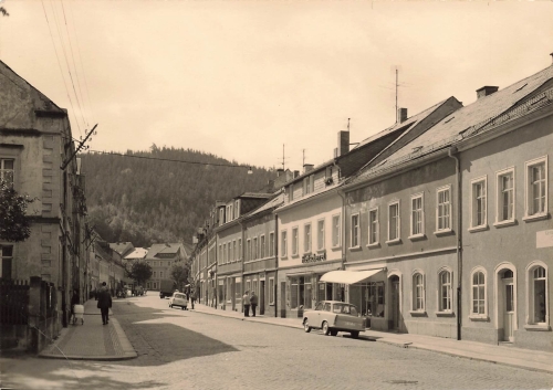 Bad Gottleuba Strassenansicht mit Auto W311 *um 1965 Hanich FotoBad Gottleuba Strassenansicht mit Auto Trabant 601 *um 1965 Hanich Foto