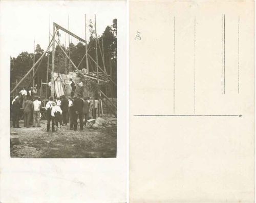 Bauarbeiter Maurer mit Flaschenzug Echtfotokarte * ca. 1930