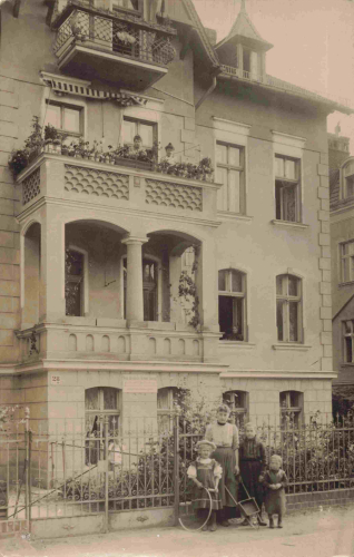 Berlin Wohnhaus mit Schild Verlag Adressbücher Hermsdorf Hausnummer 28