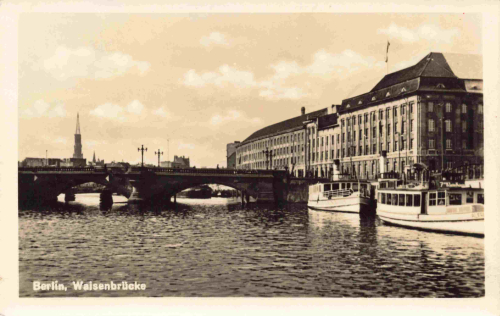 Berlin Waisenbrücke, original vintage picture postcard, c. 1954