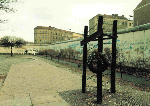 Berlin Wall, Bernauer Strasse – vintage postcard, circa 1980