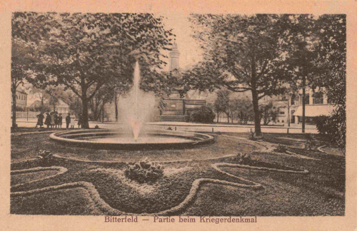 Bitterfeld am Kriegerdenkmal * um 1920