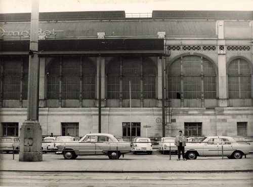 Dresden Hauptbahnhof mit GAZ M-21 Wolga Grossfoto  um 1970