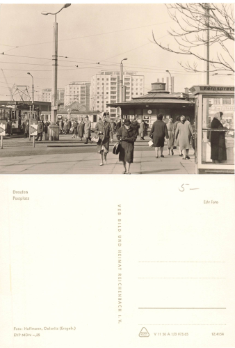 Dresdner Postplatz mit Kaeseglocke und Telefonhaeuschen um 1965