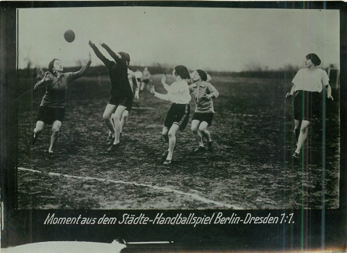 Handball Damen Berlin - Dresden Echtfoto um 1920