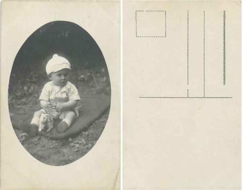 Kind mit Plüschhasen * ca. 1930
