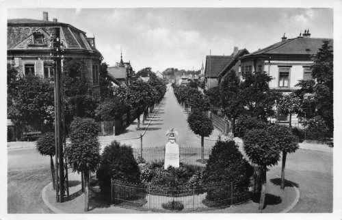01990 Ortrand Bahnhofstrasse mit Kriegerdenkmal o 1940