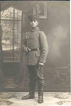 Soldat mit Schützenschnur und Eichel, Echtfoto-Ak  * ca. 1916