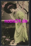 Dame mit Hut und Halskette Blumen *ca.1910