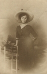 Frau mit Hut Echtfotokarte o ca. 1915
