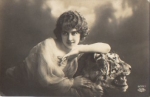 Dame mit Tigerkopf *ca. 1910