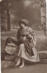Frau spielt Laute, Lautenspielerin gebr. 22.5.1918