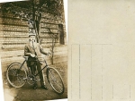 Mann mit Fahrrad Echtfotokarte *ca. 1920