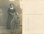 Frau mit Fahrrad Echtfoto Karte *ca. 1910