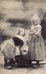 Children with a wheelbarrow in Dutch costume o 08.11.1909