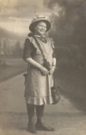 Junges Mädchen o 27.2.1914