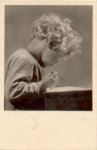 Kind mit Stift in der Hand gebr. 16.12.1947