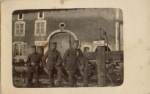 Soldiers in front of a barn WWI. Real photo * approx. 191