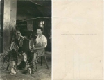 Kürschner verarbeitet Tigerfell, * ca. 1930